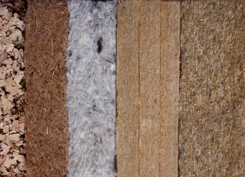 Différents isolants écologiques : liège, laine de mouton, fibre de bois, fibre de coco