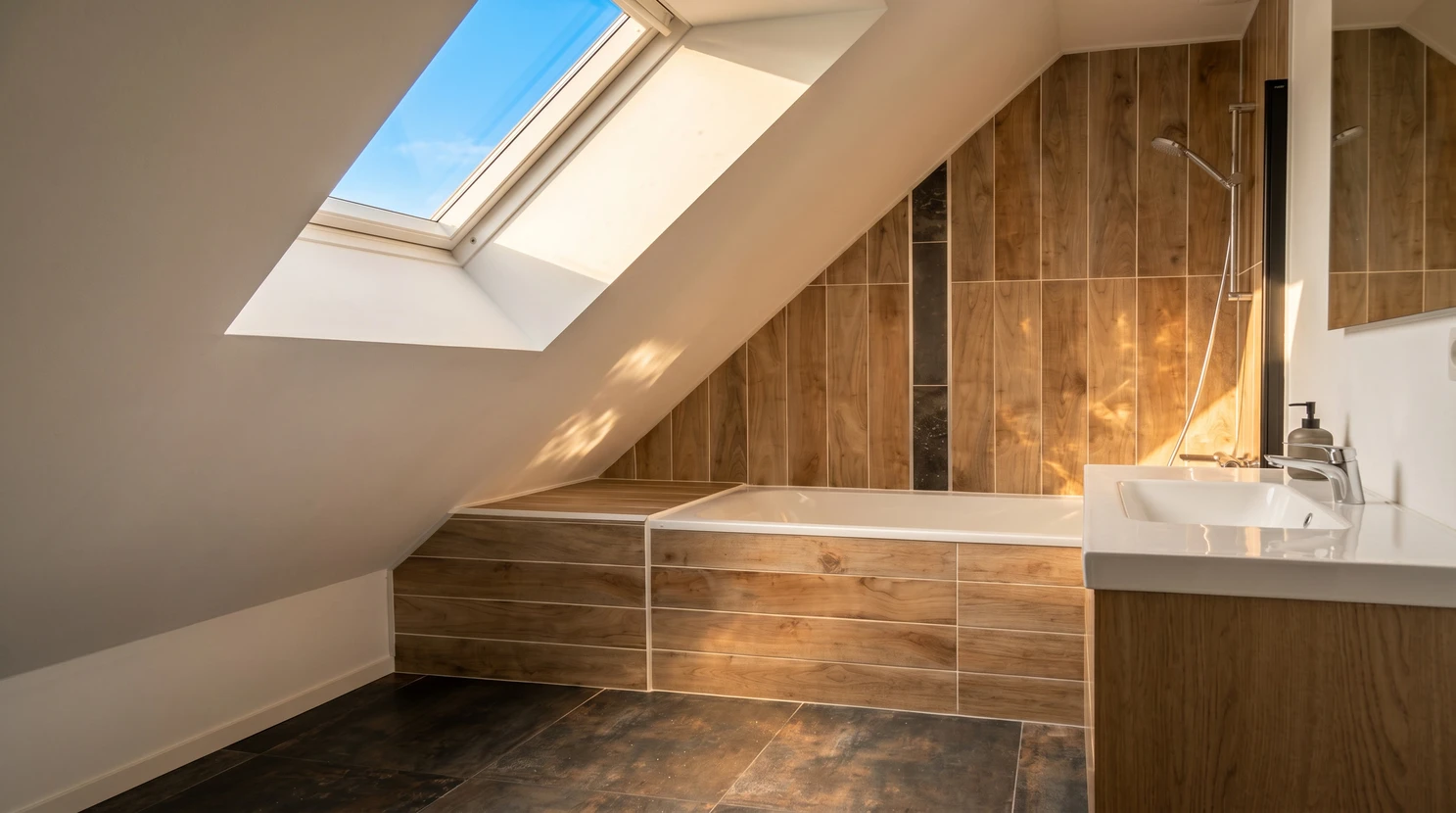 intérieur d'une chambre moderne avec lucarnes
